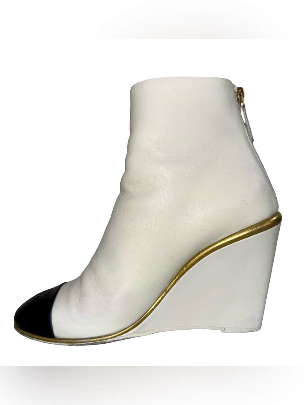 CHANEL WHITE LAMBSKIN ANKLE BOOTS WITH BLACK CAP TOES - Picture 2 of 15